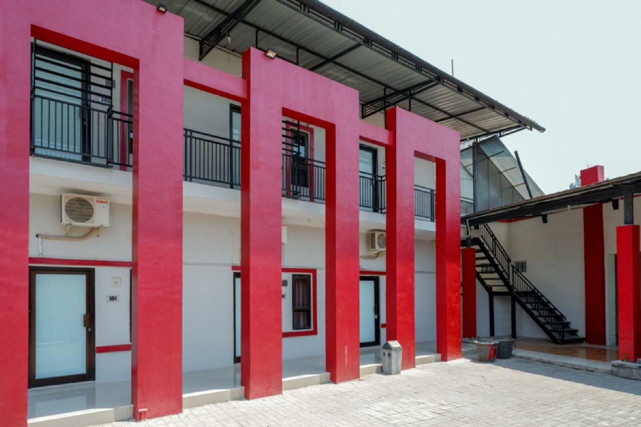 RedDoorz Syariah near Alun Alun Tegal Hotel Bagian luar foto