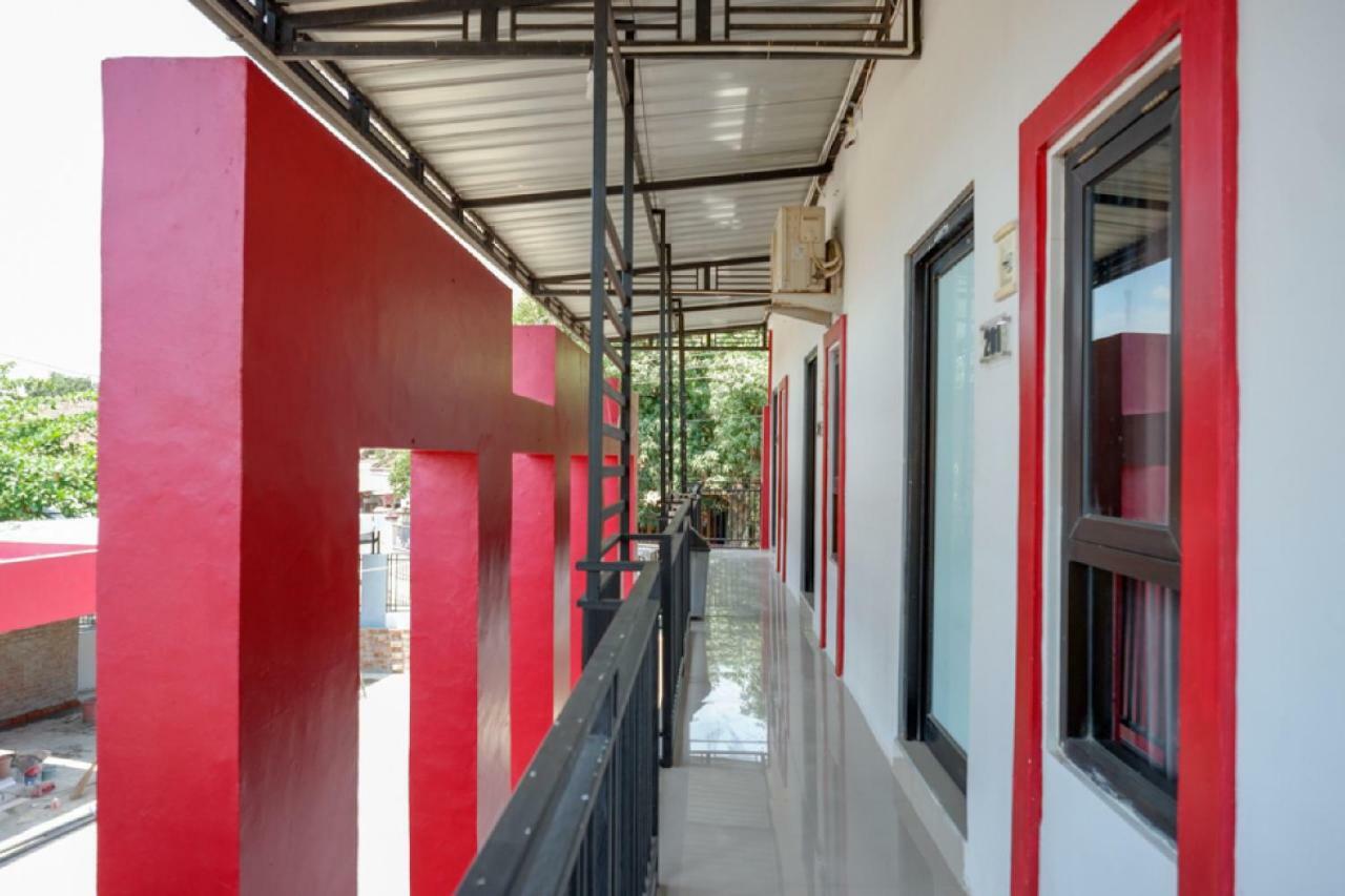 RedDoorz Syariah near Alun Alun Tegal Hotel Bagian luar foto