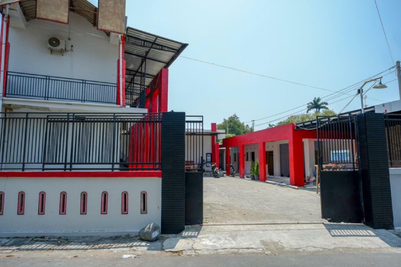 RedDoorz Syariah near Alun Alun Tegal Hotel Bagian luar foto