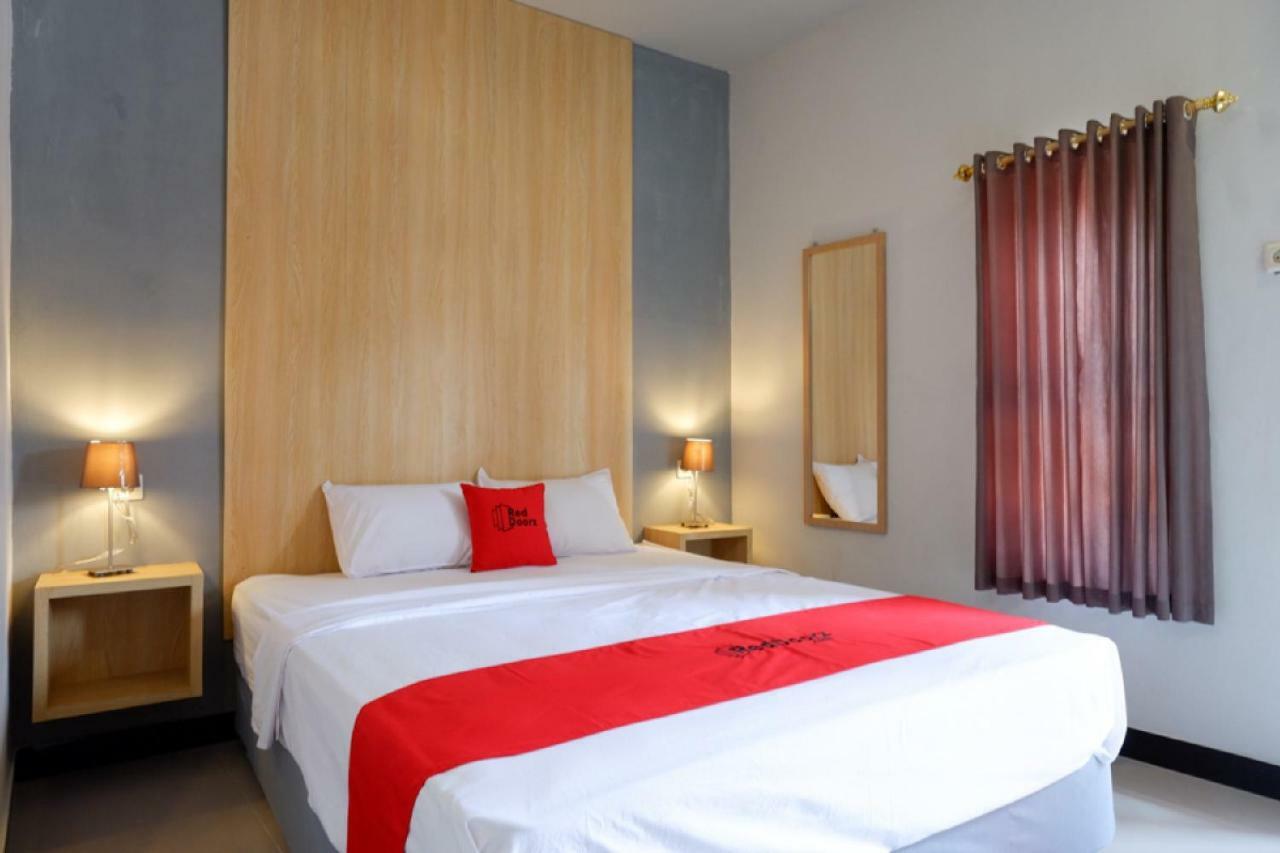 RedDoorz Syariah near Alun Alun Tegal Hotel Bagian luar foto
