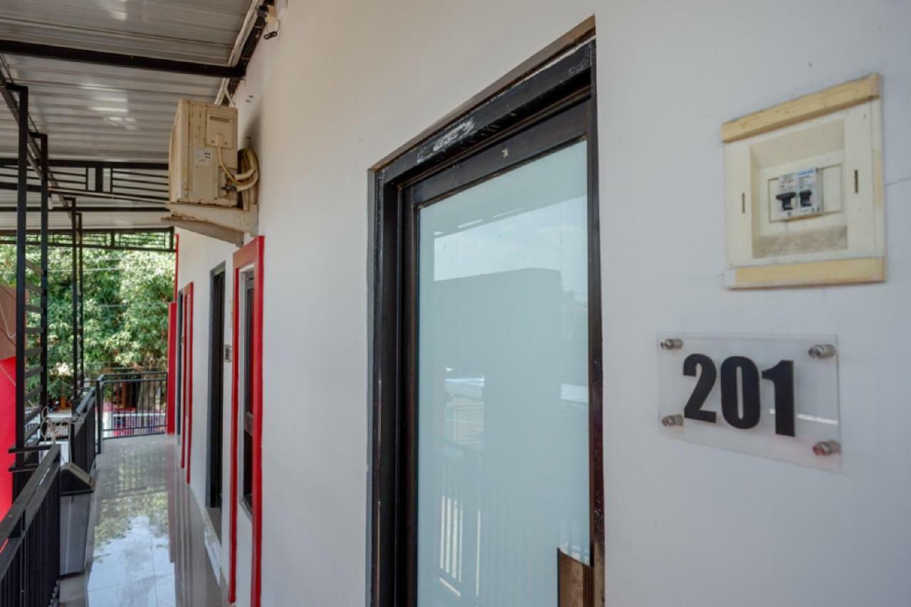 RedDoorz Syariah near Alun Alun Tegal Hotel Bagian luar foto