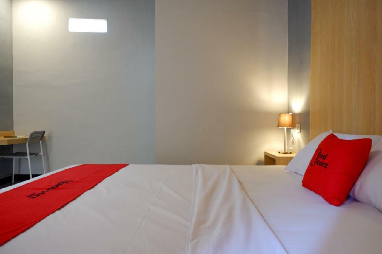 RedDoorz Syariah near Alun Alun Tegal Hotel Bagian luar foto